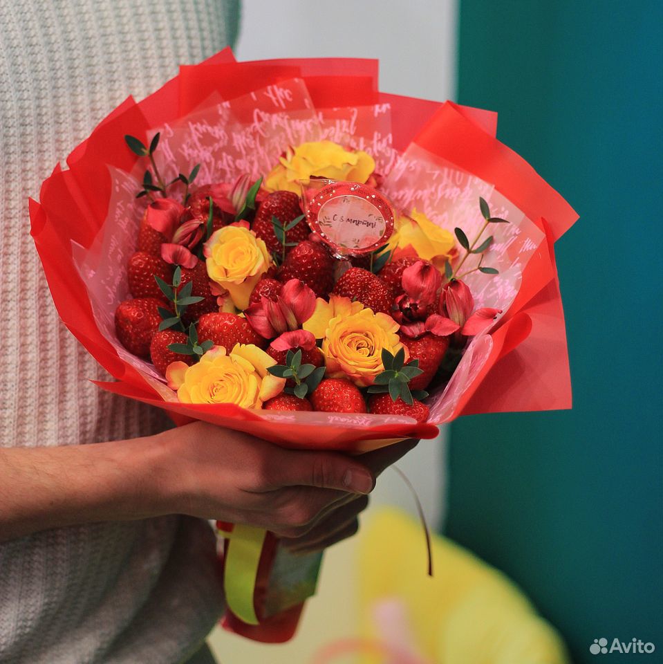 Клубничный букет с цветами купить на Зозу.ру - фотография № 3