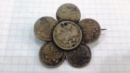Старинная серебряная брошь из монет. торг. обмен