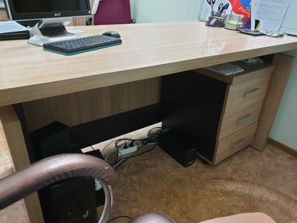 Офисный стол с тумбой