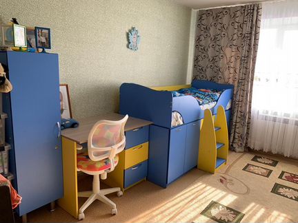 Детский уголок(кровать, стол, шкаф)