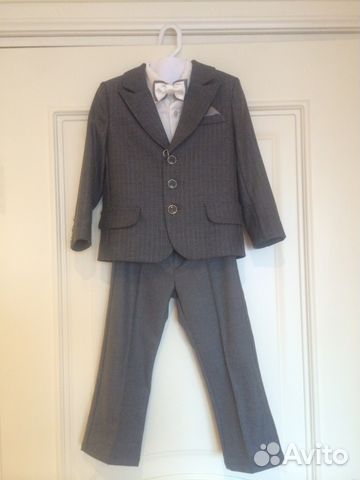 Классический костюм с рубашкой и бабочкой