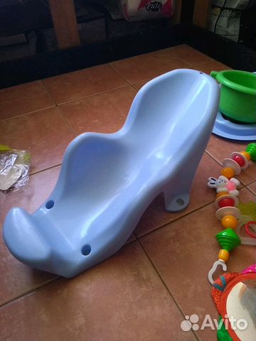 Сиденье для купания и игрушки для младенцев