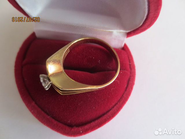 Золотое кольцо с бриллиантом Золотое кольцо с бриллиантом