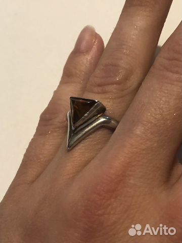 Серебряное кольцо с янтарём Серебряное кольцо с янтарём