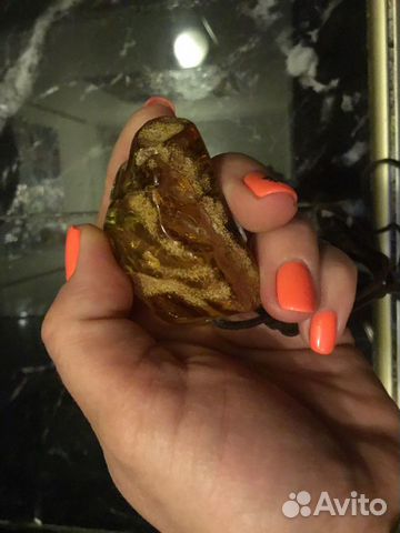 Кулон- крупный янтарь Кулон- крупный янтарь