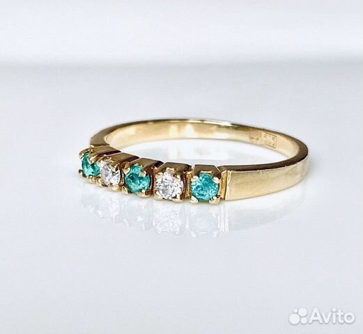 Золотое кольцо с изумрудами и бриллиантами Золотое кольцо с изумрудами и бриллиантами