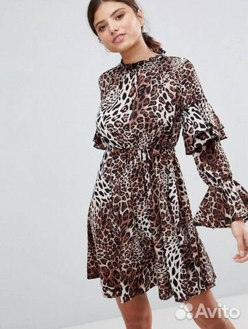 Платье с леопардовым принтом и высоким выротом