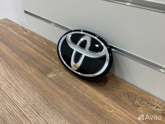 Эмблема решетки радиатора Camry 70 / RAV4 Новая Эмблема решетки радиатора Camry 70 / RAV4 Новая