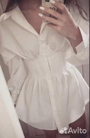 Белое платье-рубашка с корсетом