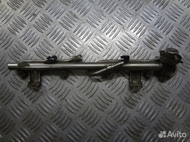 Топливная рампа с форсунками пассат б5 1.8т аеб Топливная рампа с форсунками пассат б5 1.8т аеб