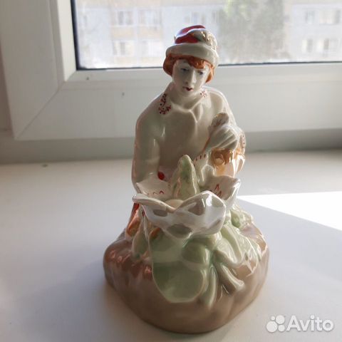 Фарфоровая статуэтка 