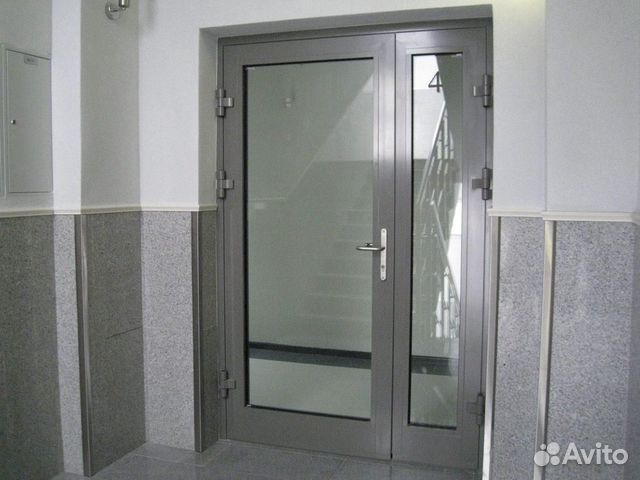 Дверь противопожарная стеклянная алюминиевая
