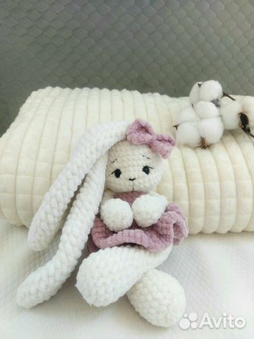 Плюшевый заяц вязаный