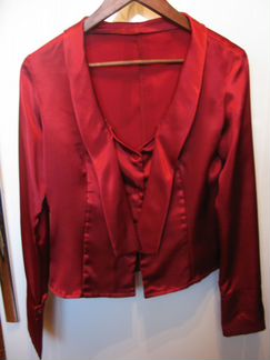 Атласная блузка сочного, красного цвета