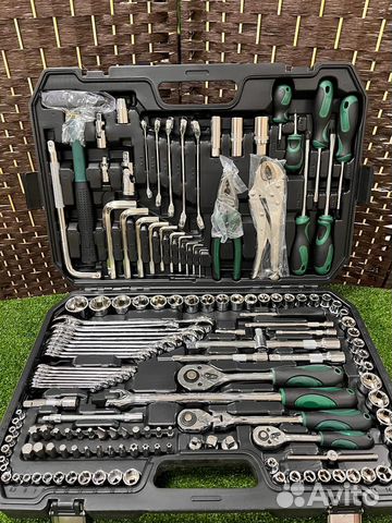 Набор инструментов в чемодане