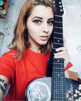 Учитель игры на гитаре и укулеле