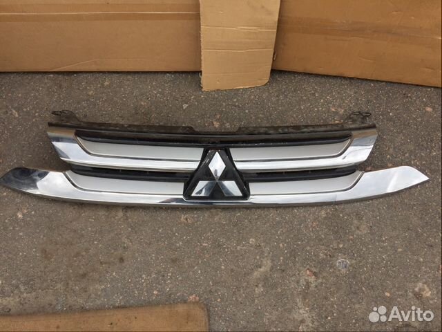 Решетка радиатора дефект Mitsubishi Outlander 2016