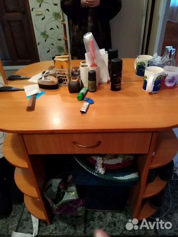 Стол туалетный или тумба в прихожую с полукруглым