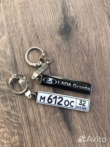 Брелок с маркой авто и гос номером