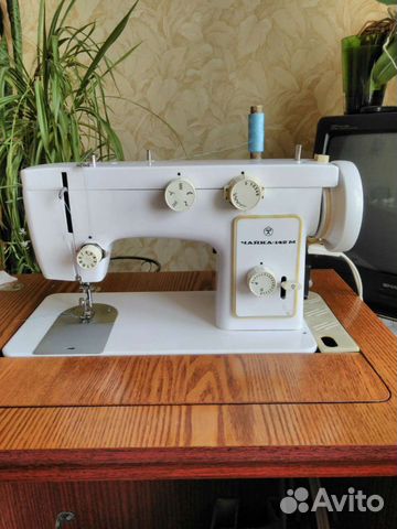 Швейная машина Чайка 142м