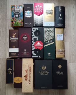 Подарочная упаковка и пустые бутылки от алкоголя