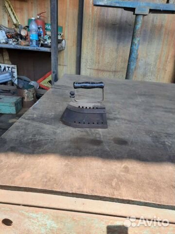 Старинный угольный утюг