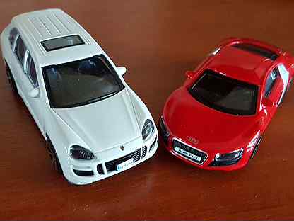 Машинки Audi R8 и Porsche Cayenne Turbo 1/43