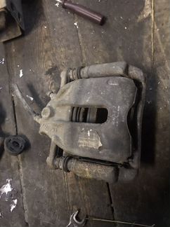 Суппорт левый передний Renault Duster