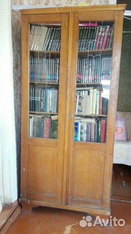 Книжный шкаф и книги