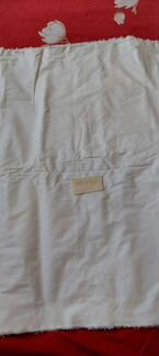 Отрез белой ткани