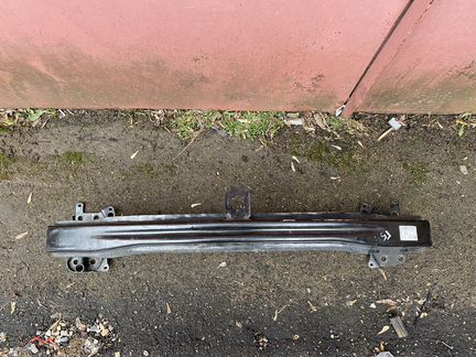 Усилитель переднего бампера Фольксваген Гольф 5