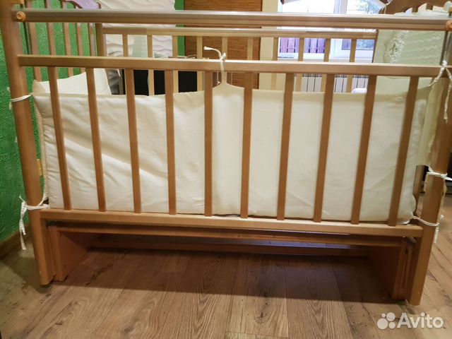 Детская кроватка с продольным маятником
