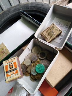 Старинные монеты значки СССР и старые деньги