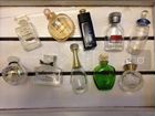 Коллекция маленьких парфюмерных флаконов