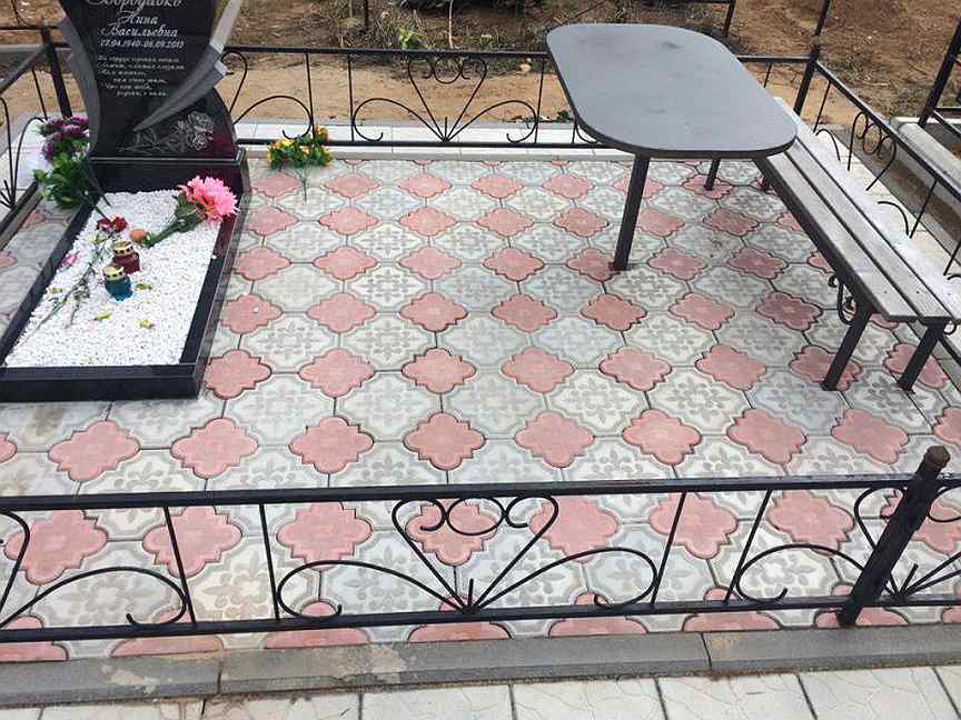 Укладка плитки на кладбище своими руками. Благоустройство могилы Сиян на кладбище. Брусчатка на кладбище благоустройство могилы. Благоустройство могилы на кладбище в Воронеже. Благоустройство могилы на кладбище Тамбов.