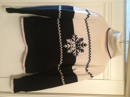 Свитер белый со снежинкой