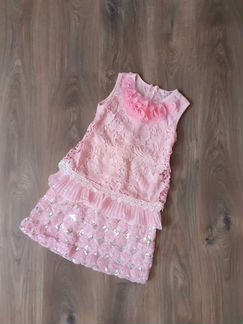 Нарядное красивое платье в прекрасном состоянии