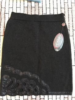 Черная юбка с вышивкой