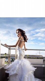 Свадебное белое платье с перьями страуса