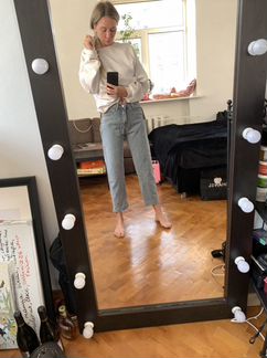 Модные джинсы с разрезами и цепочкой