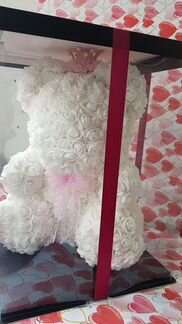 Мишка из белых роз с розовой короной новый 40см