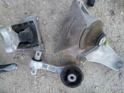 Подушки на двигатель левая цивик 4д. Нижняя подушка двигателя хонда цивик 4д. Опора двигателя хонда цивик 4д 2008. 50880-sna-a02. Хонда цивик 2008 опоры двигателя.