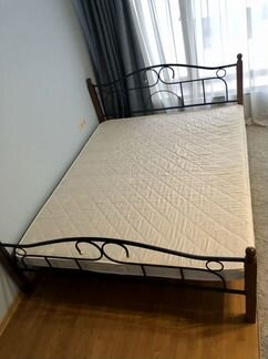 Кровать двухспальная с матрасом 160х200