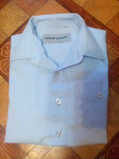 Белая и голубая рубашка с коротким рукавом