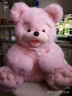 Большой розовый мишка