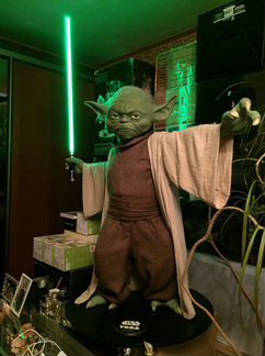 Life-size Yoda Monument (Gentle Giant)