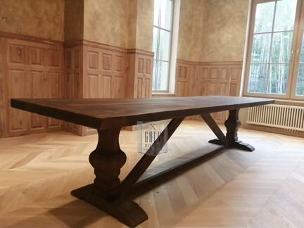 Большой обеденный стол