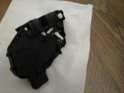 Замок двери задний левый Land Rover Discovery 4