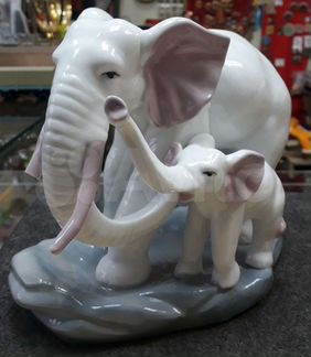 Статуэтка Слониха со слоненком на реставрацию