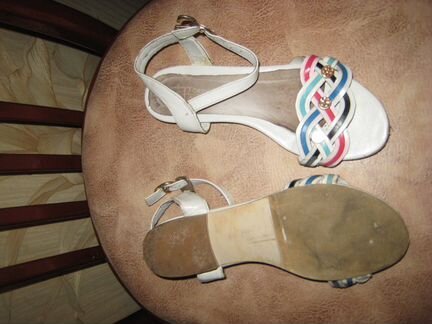 Босоножки белые р.33